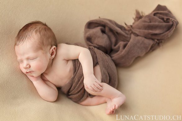 Photo nouveau-né de LunaCat Studio photographe Lausanne bébé, famille